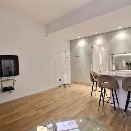 - Louvre & Rivoli Apartment Paris
